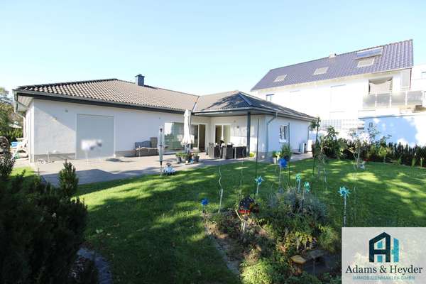 Garten mit großer Terrasse
