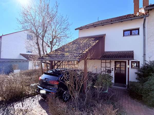 Hauseingang und Carport