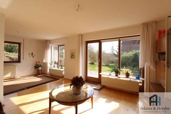 Wohnzimmer mit Ausgang Terrasse