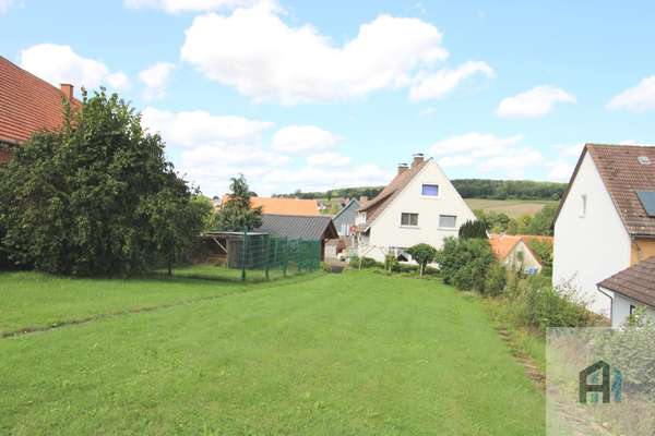 Blick vom Garten zum Haus