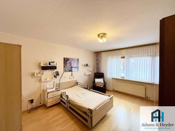 Schlafzimmer 1 (EG) Bild 2