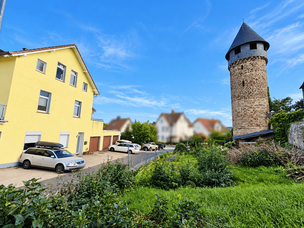 Außen Haus mit Turm