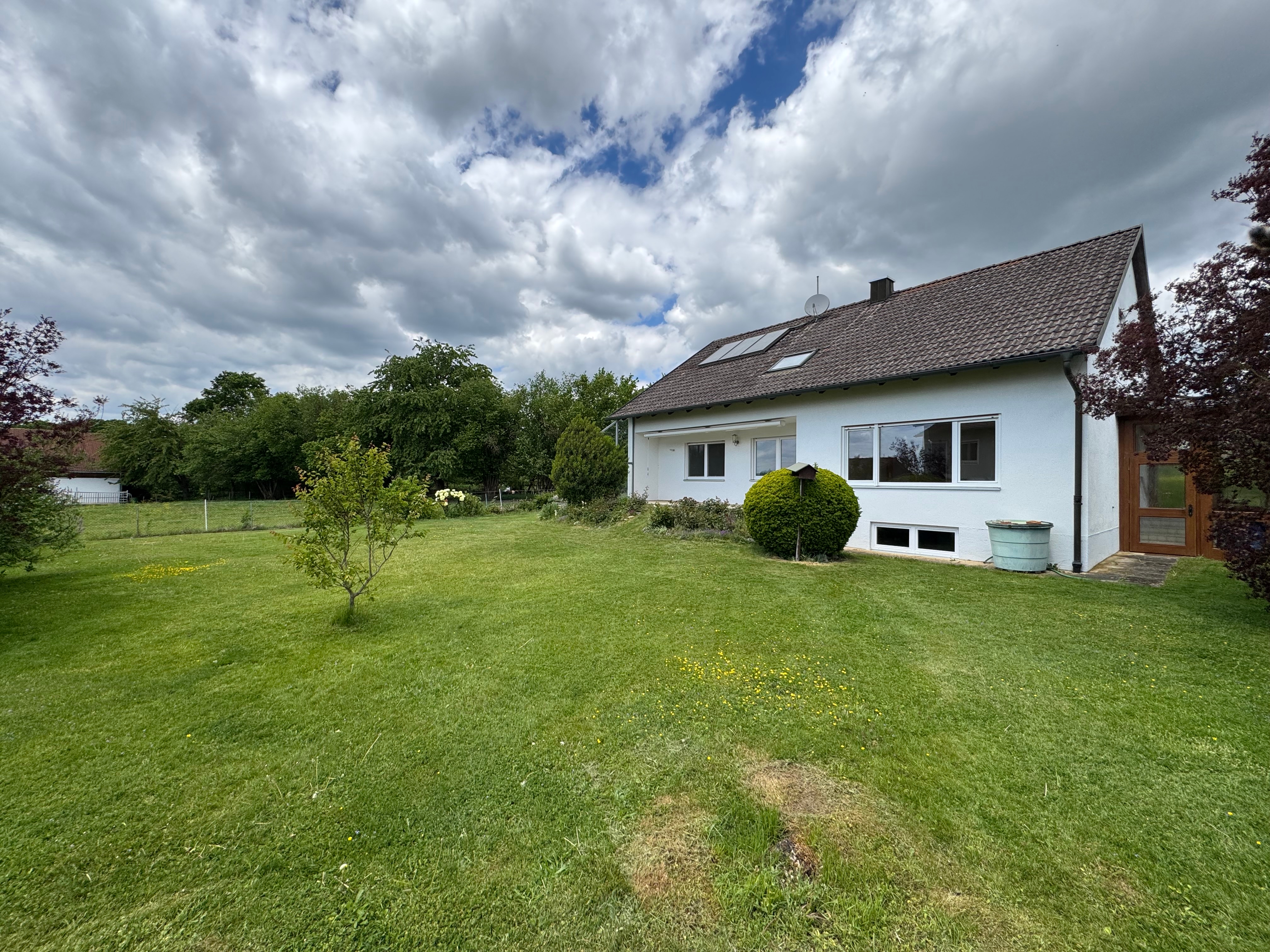 Ein Zuhause mit Freiraum: Zweifamilienhaus auf traumhaft großem Gartengrundstück! – Vorschaubild 12