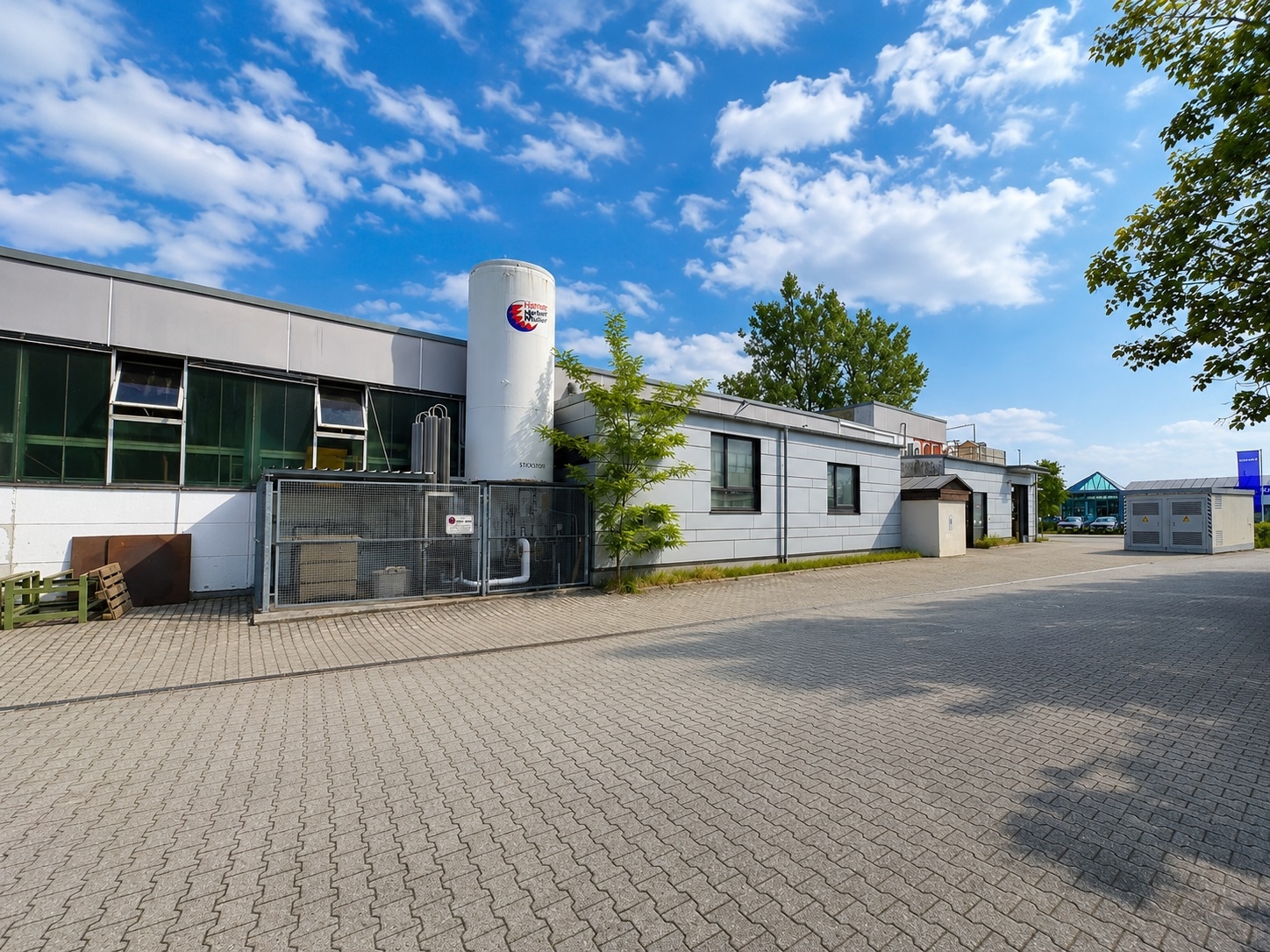 Attraktive Gewerbeimmobilie mit Hallen-, Büroflächen und Betriebsleiterwohnung zu verkaufen! – Vorschaubild 3
