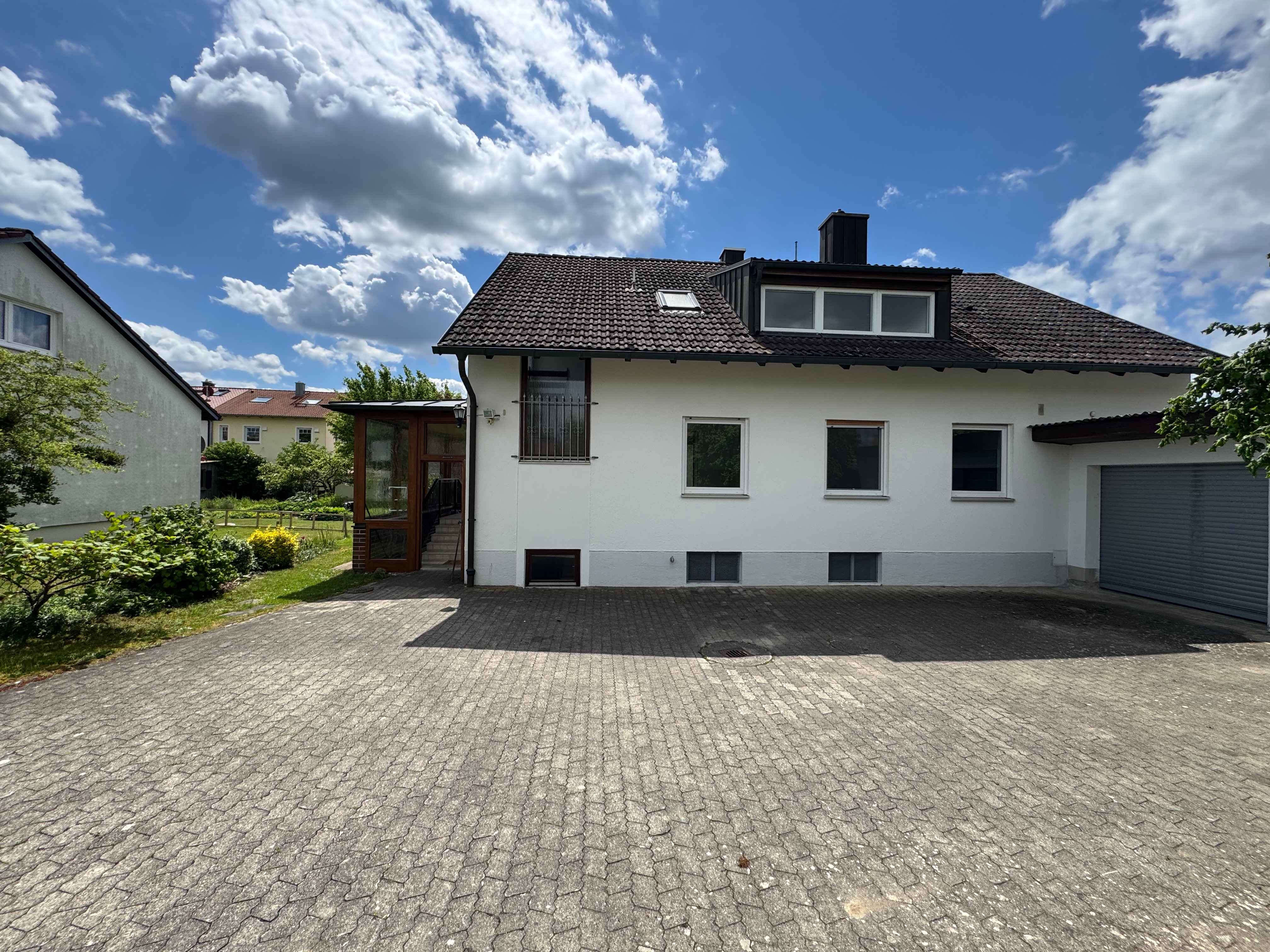 Ein Zuhause mit Freiraum: Zweifamilienhaus auf traumhaft großem Gartengrundstück! – Vorschaubild 2