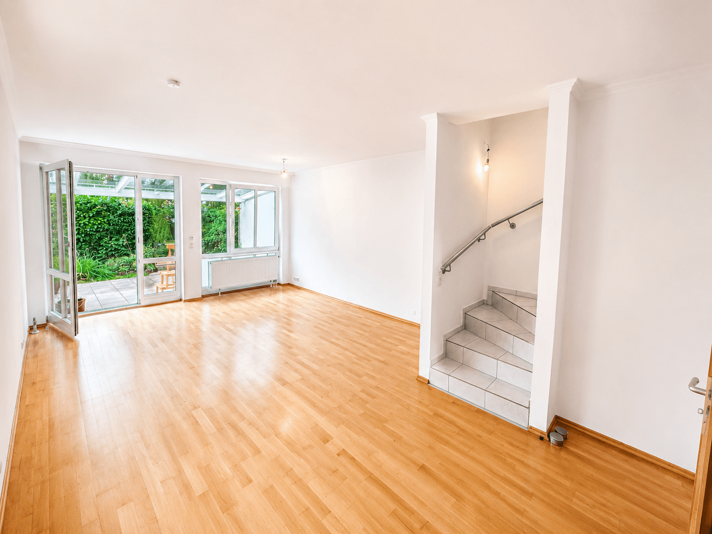 Ab sofort - Wohnen wie im eigenen Haus – Großzügige Maisonette mit Terrassen & Tiefgaragenzugang – Vorschaubild 2