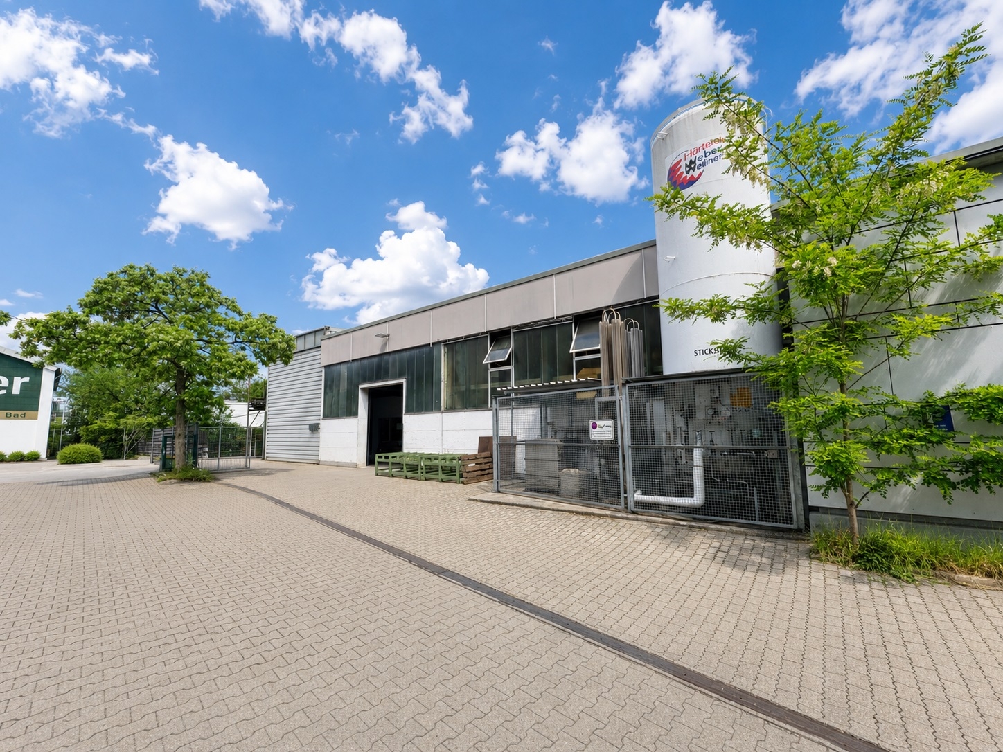 Attraktive Gewerbeimmobilie mit Hallen-, Büroflächen und Betriebsleiterwohnung zu verkaufen! – Vorschaubild 2