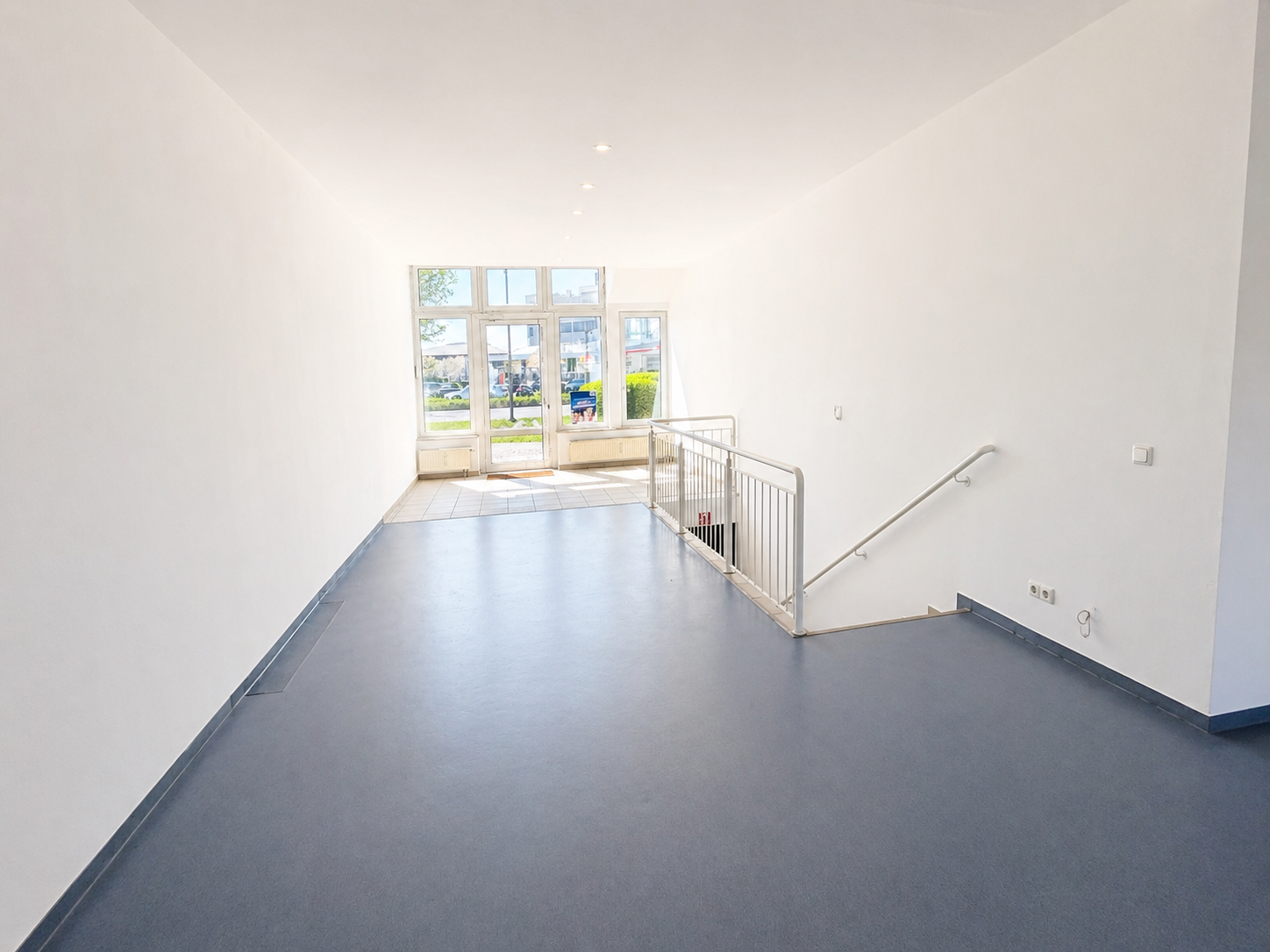 Attraktive Gewerbefläche mit großen Fensterfronten und Kellerflächen – Vorschaubild 2