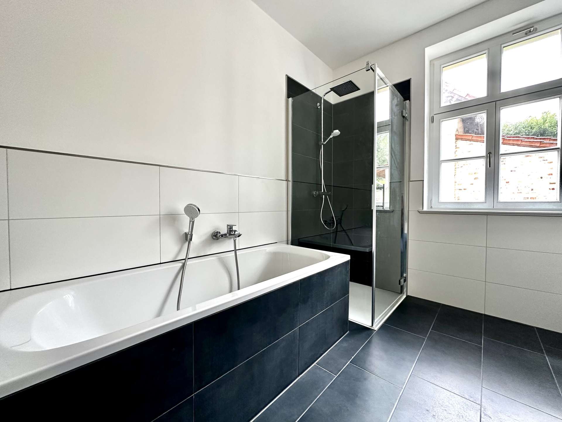 Badewanne und Dusche