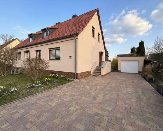 Attraktive Doppelhaushälfte mit Kamin und großem Garten in ruhiger Siedlungslage