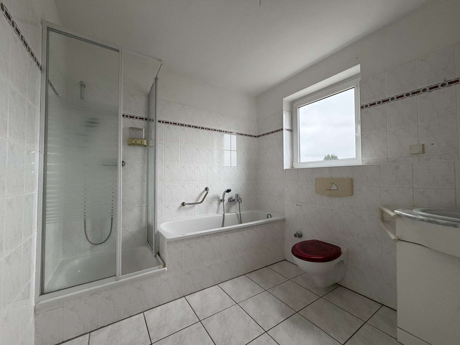 Tageslichtbad mit Dusche und Badewanne