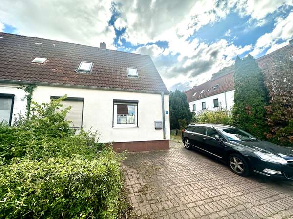 Charmante Doppelhaushälfte mit großem Grundstück und Nebengelass