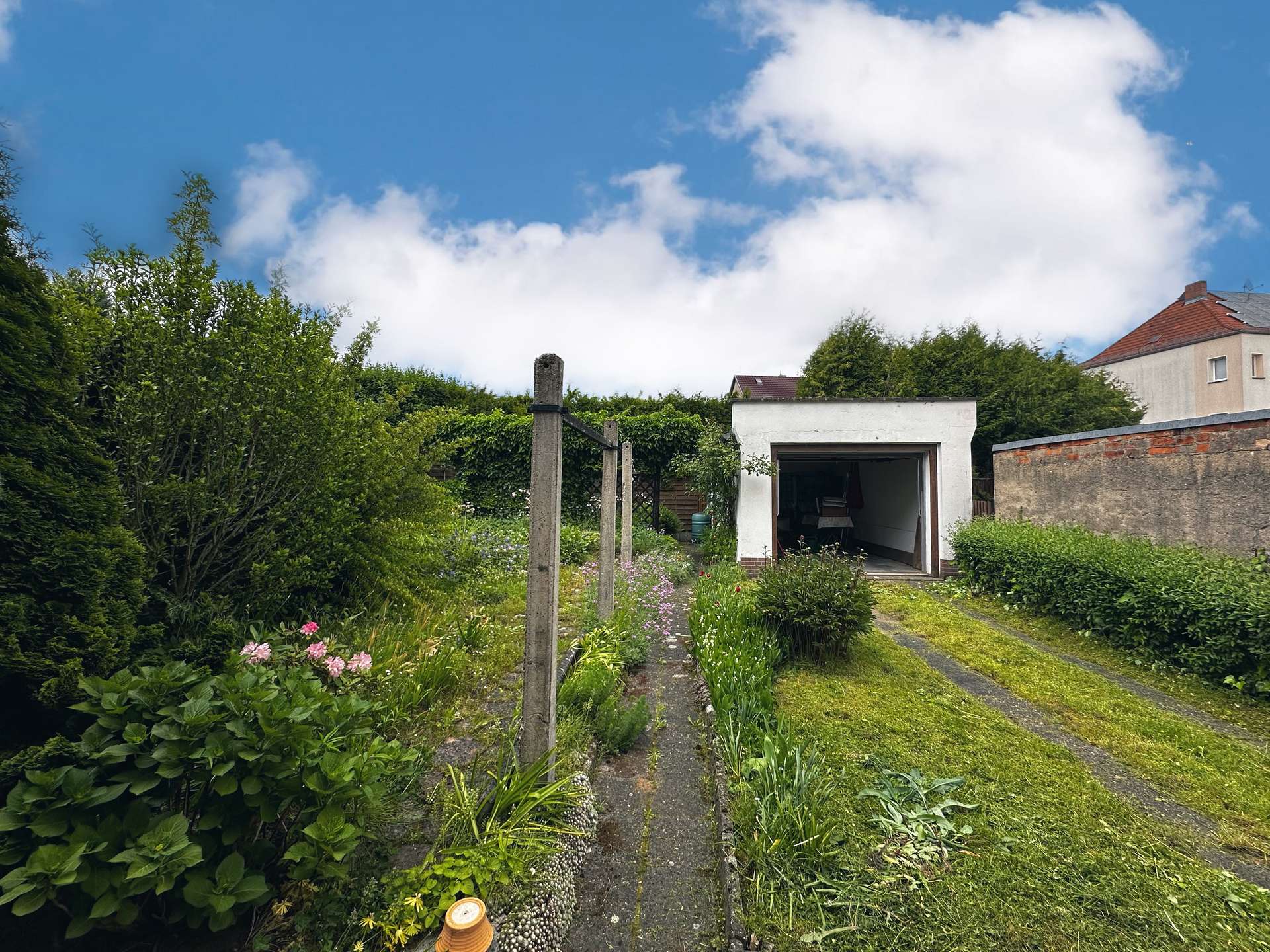 Blick zum Garten und Garage 