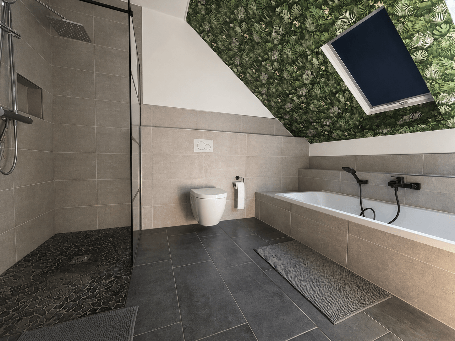 Badezimmer mit ebenerdiger Dusche und Badewanne 