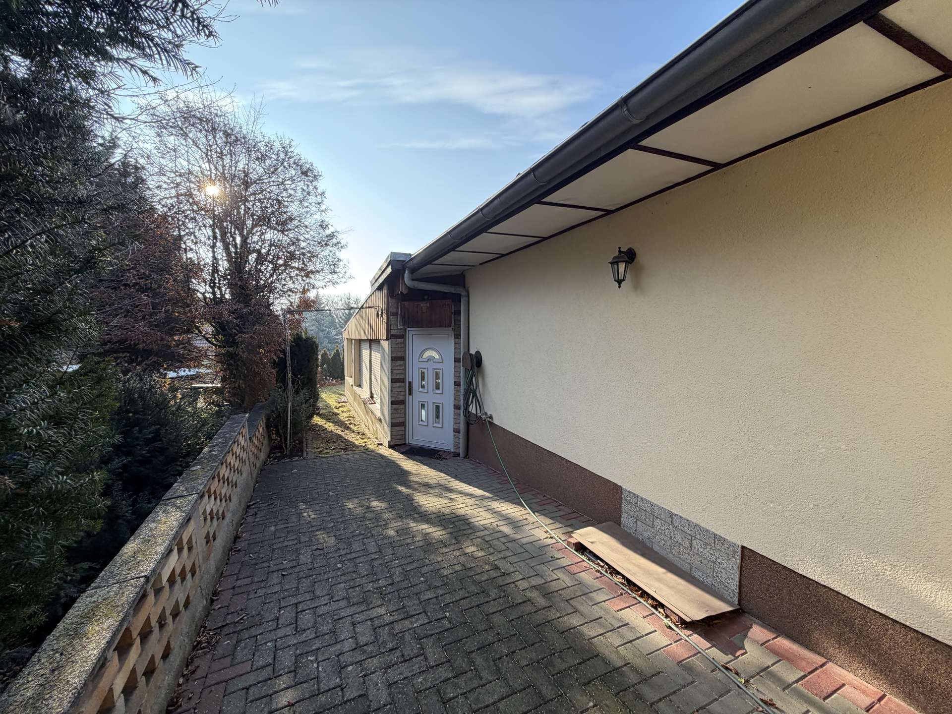 Weg zum Poolhaus und Garten