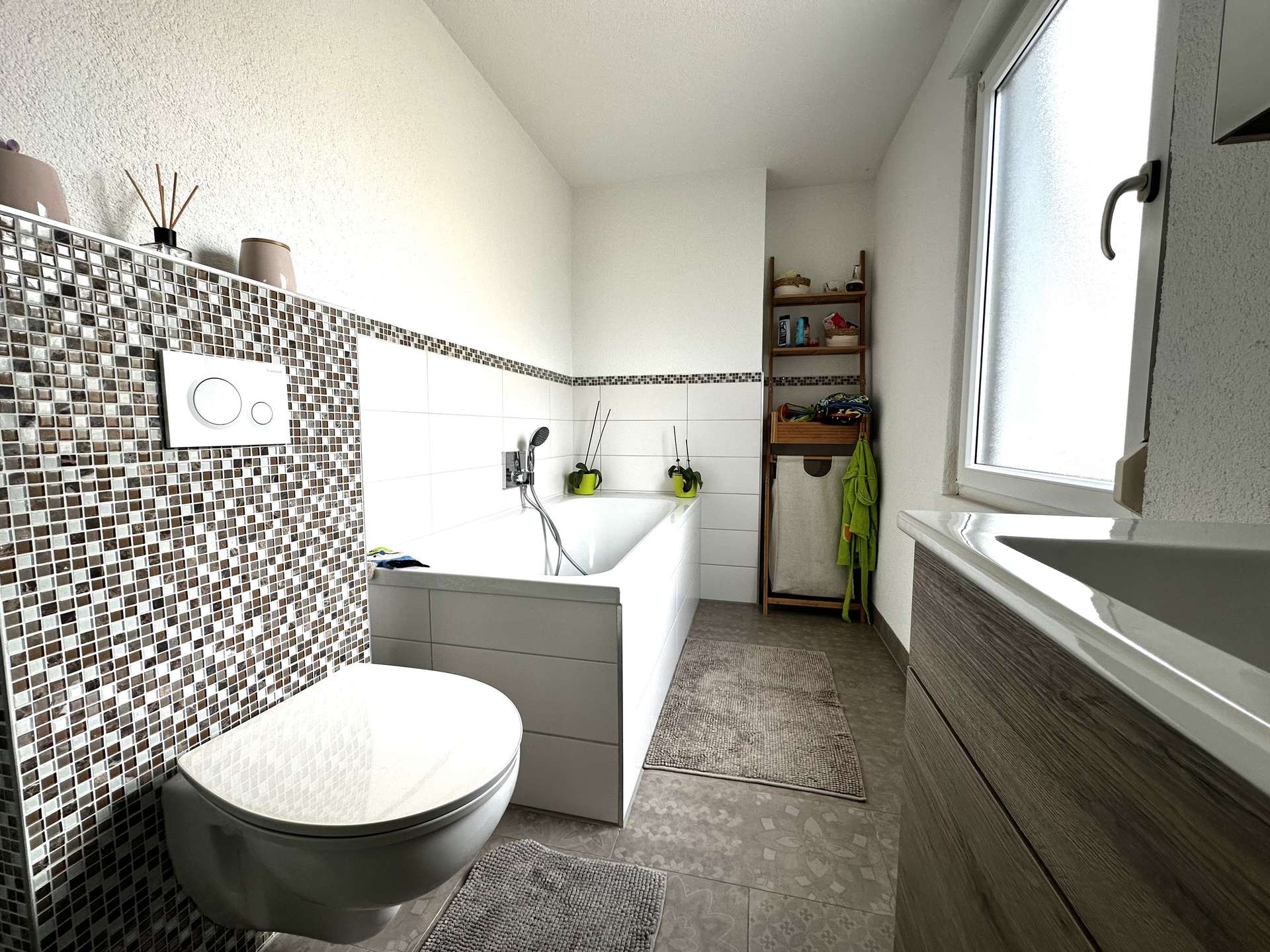 Tageslichtbad mit Badewanne 