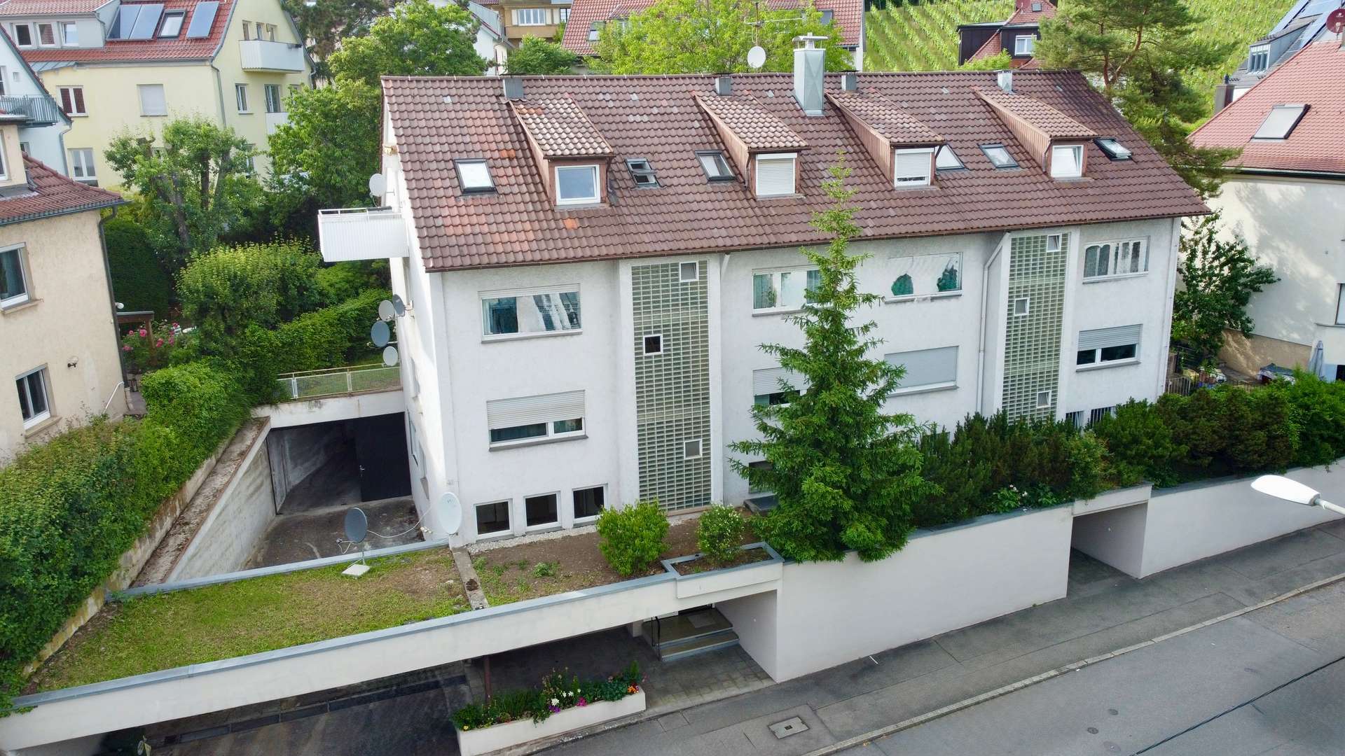 Kernsanierte & bezugsfreie möblierte 2-Zi-Whg mit TG-Stellplatz in Stuttgart-Nord