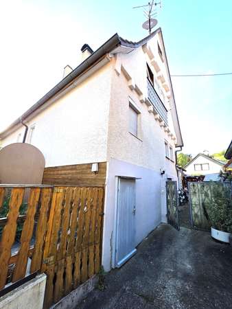 Sanierungsbedürftiges Einfamilienhaus mit Terrasse, Gartenhaus und Garage in Pfaffenhofen