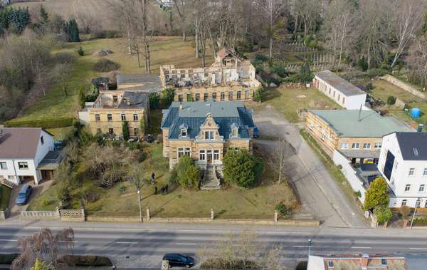 Einzigartiges Grundstück mit Fabrikantenvilla, Bungalow, Parkanlage & Gewerbeflächen