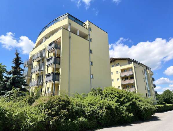 Leerstehende Wohneinheit mit Balkon und Tiefgarage