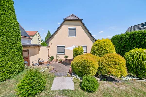 Der Geiseltalsee vor der Tür! Einfamilienhaus mit gepflegten Garten und Garagen in Krumpa