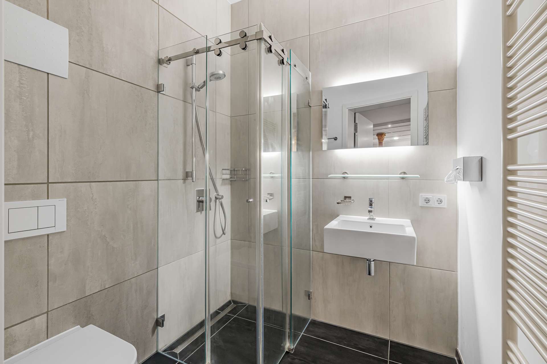 Exklusive Designerwohnung mit Kamin – Luxuriöses Wohnen an der Münchner Freiheit