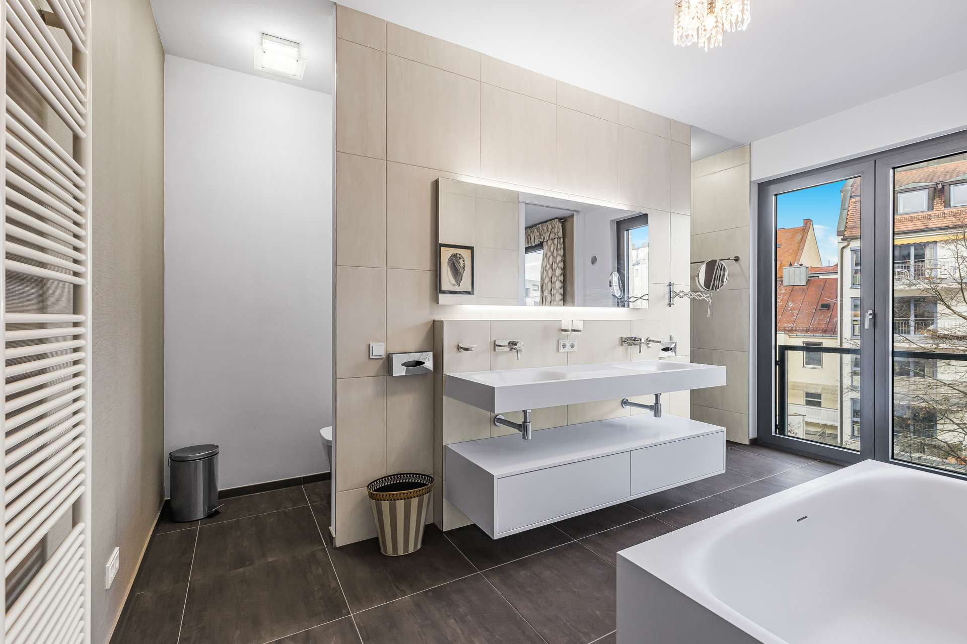 Exklusive Designerwohnung mit Kamin – Luxuriöses Wohnen an der Münchner Freiheit