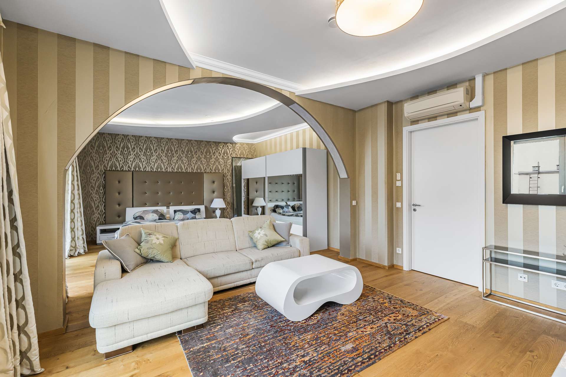 Exklusive Designerwohnung mit Kamin – Luxuriöses Wohnen an der Münchner Freiheit