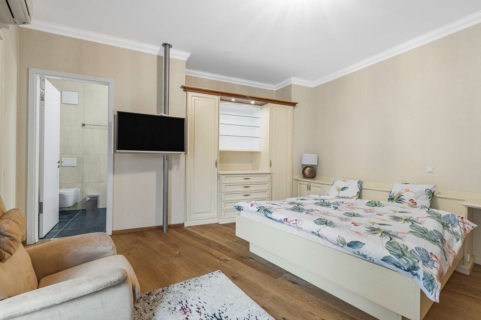 Exklusive Designerwohnung mit Kamin – Luxuriöses Wohnen an der Münchner Freiheit