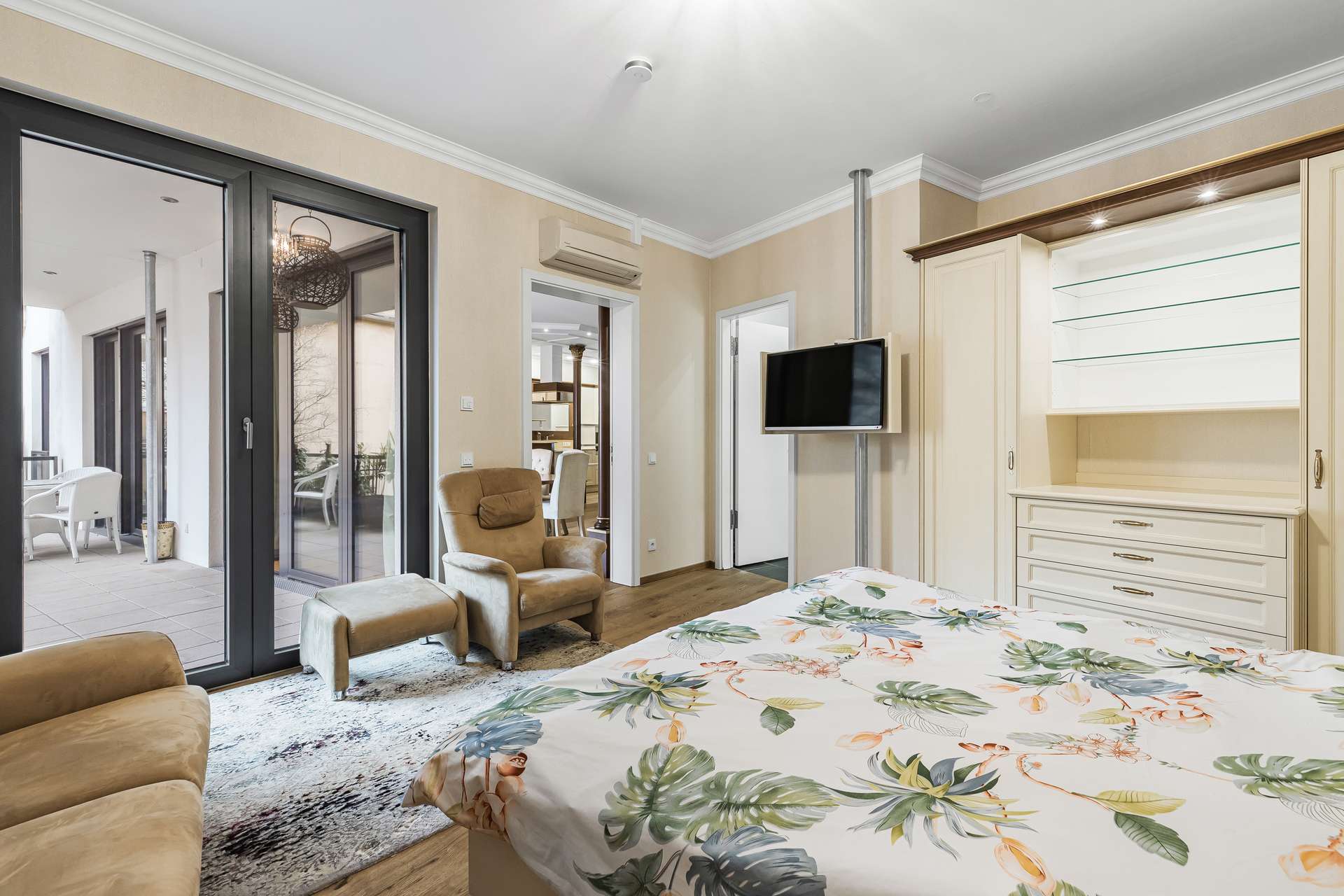Exklusive Designerwohnung mit Kamin – Luxuriöses Wohnen an der Münchner Freiheit