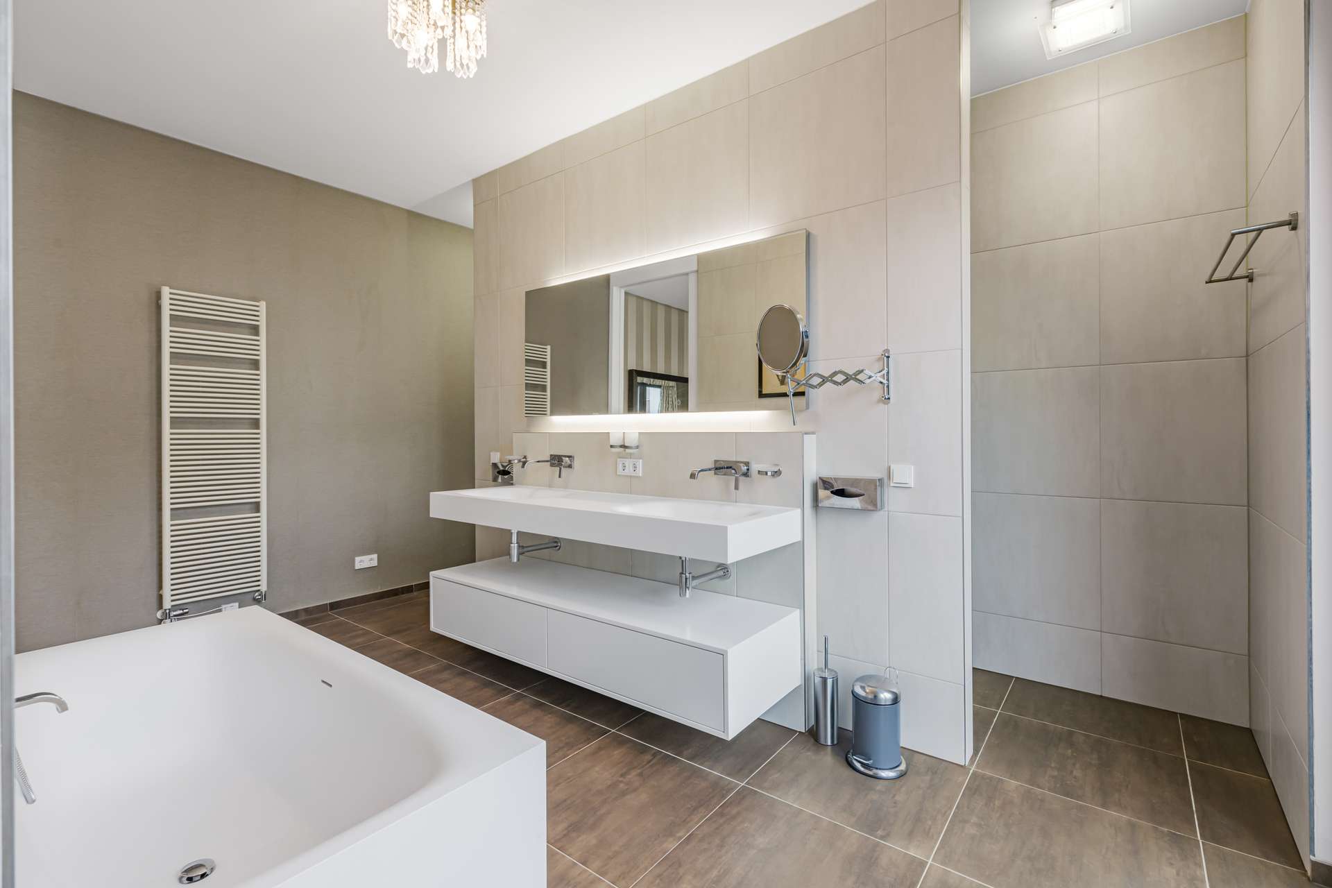 Exklusive Designerwohnung mit Kamin – Luxuriöses Wohnen an der Münchner Freiheit
