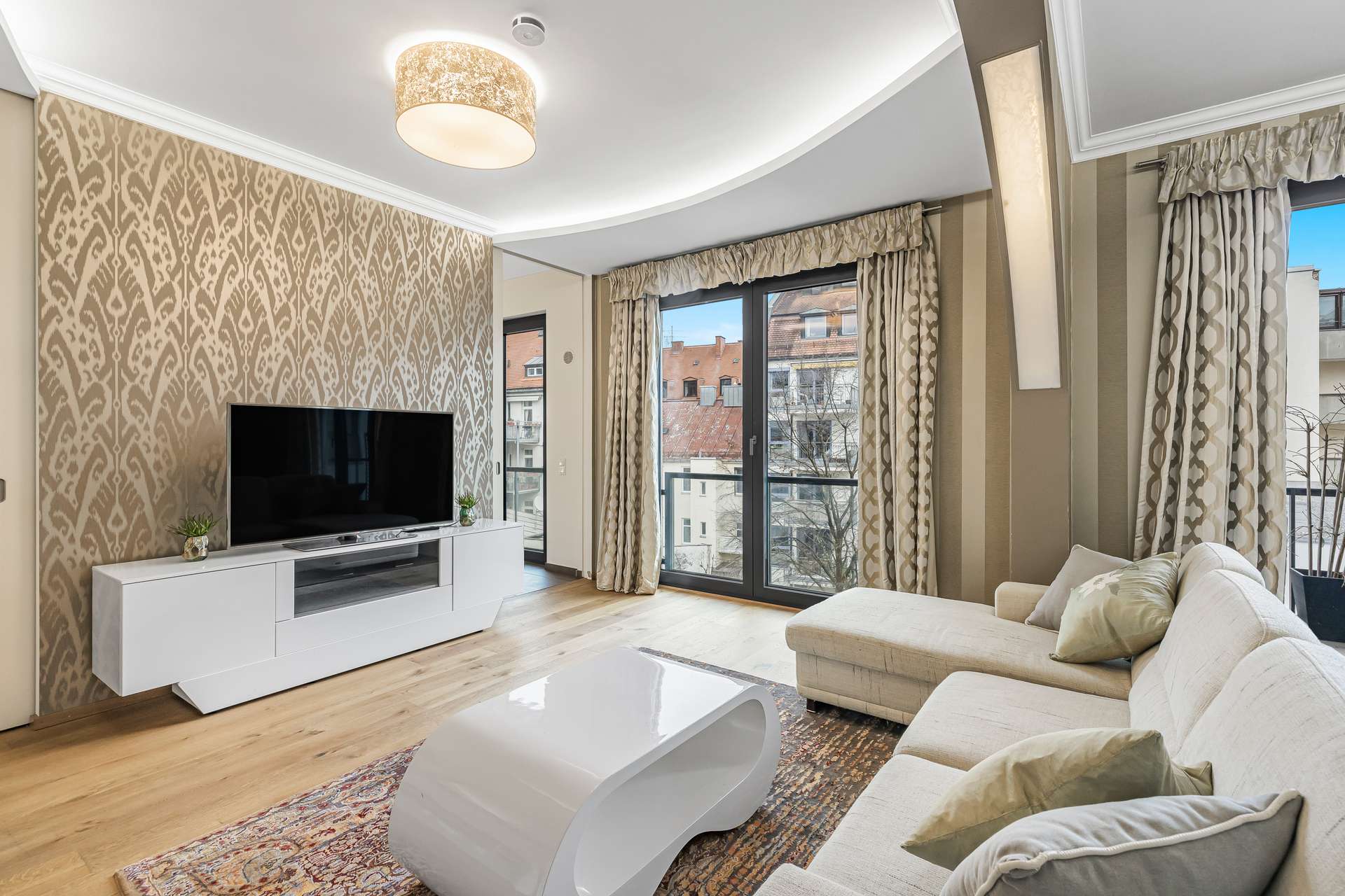 Exklusive Designerwohnung mit Kamin – Luxuriöses Wohnen an der Münchner Freiheit