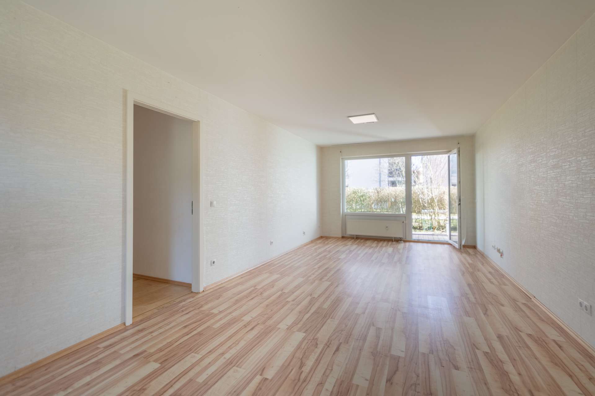 Moderne 3 Zimmer- Wohnung mit 40 qm Garten