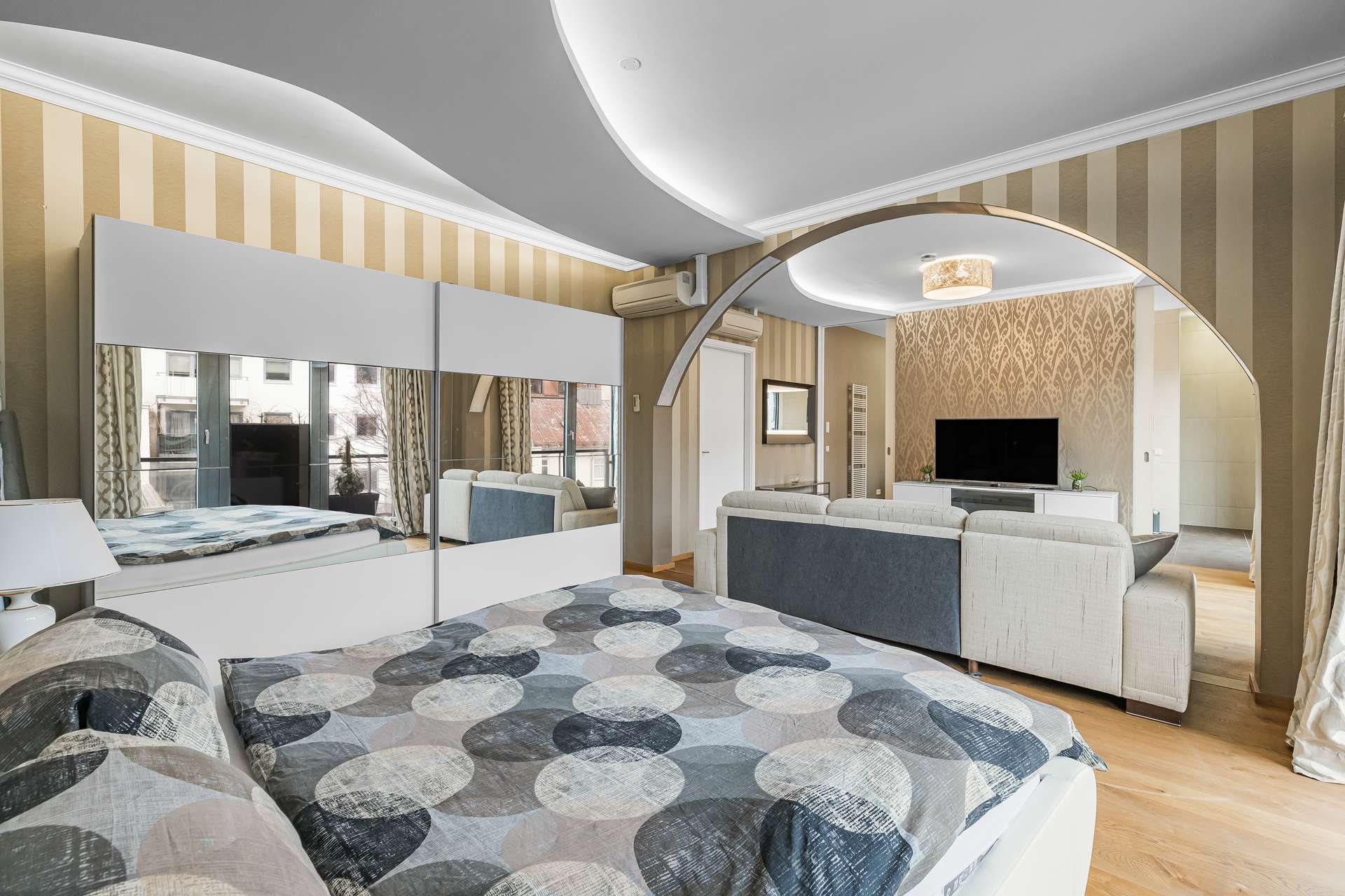Exklusive Designerwohnung mit Kamin – Luxuriöses Wohnen an der Münchner Freiheit