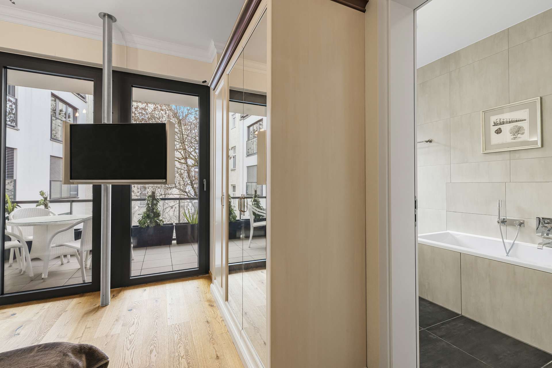 Exklusive Designerwohnung mit Kamin – Luxuriöses Wohnen an der Münchner Freiheit