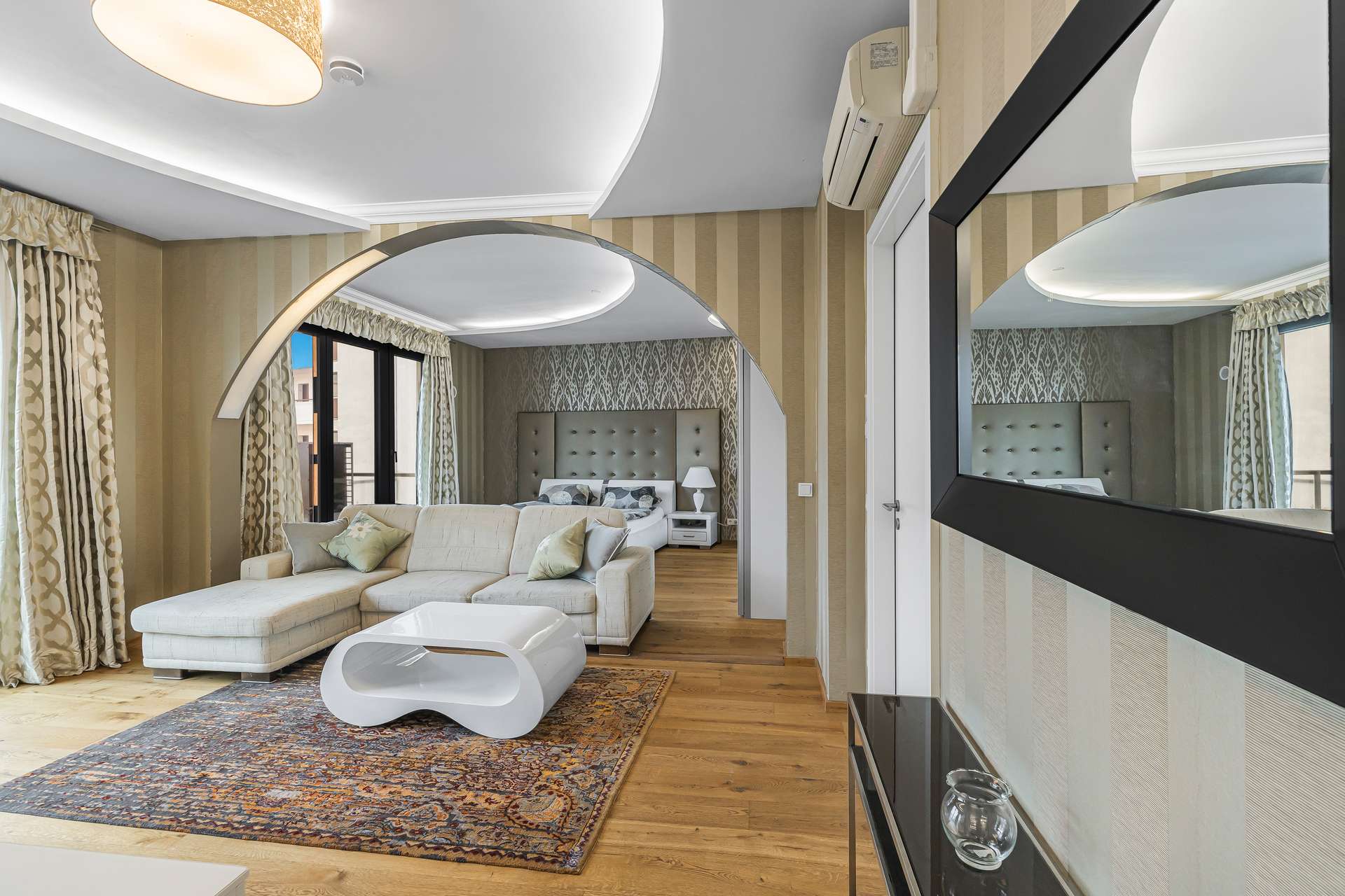 Exklusive Designerwohnung mit Kamin – Luxuriöses Wohnen an der Münchner Freiheit