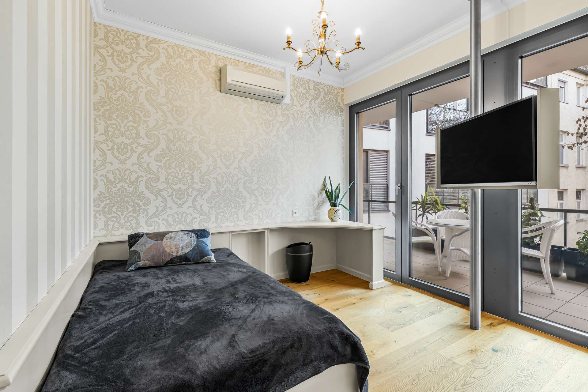 Exklusive Designerwohnung mit Kamin – Luxuriöses Wohnen an der Münchner Freiheit