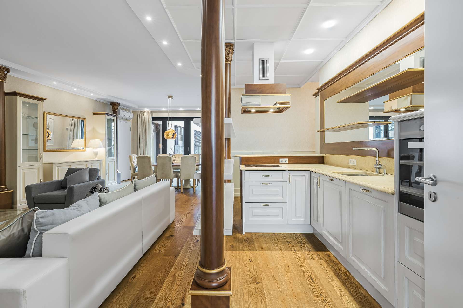 Exklusive Designerwohnung mit Kamin – Luxuriöses Wohnen an der Münchner Freiheit