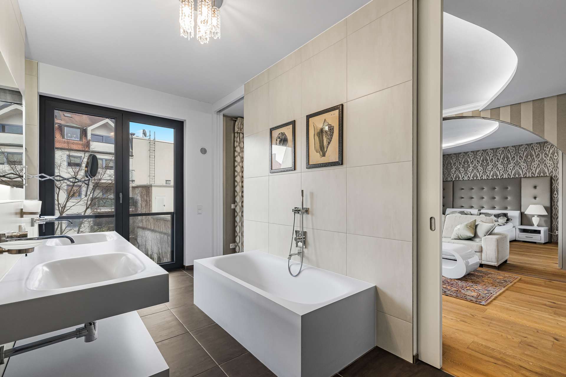Exklusive Designerwohnung mit Kamin – Luxuriöses Wohnen an der Münchner Freiheit