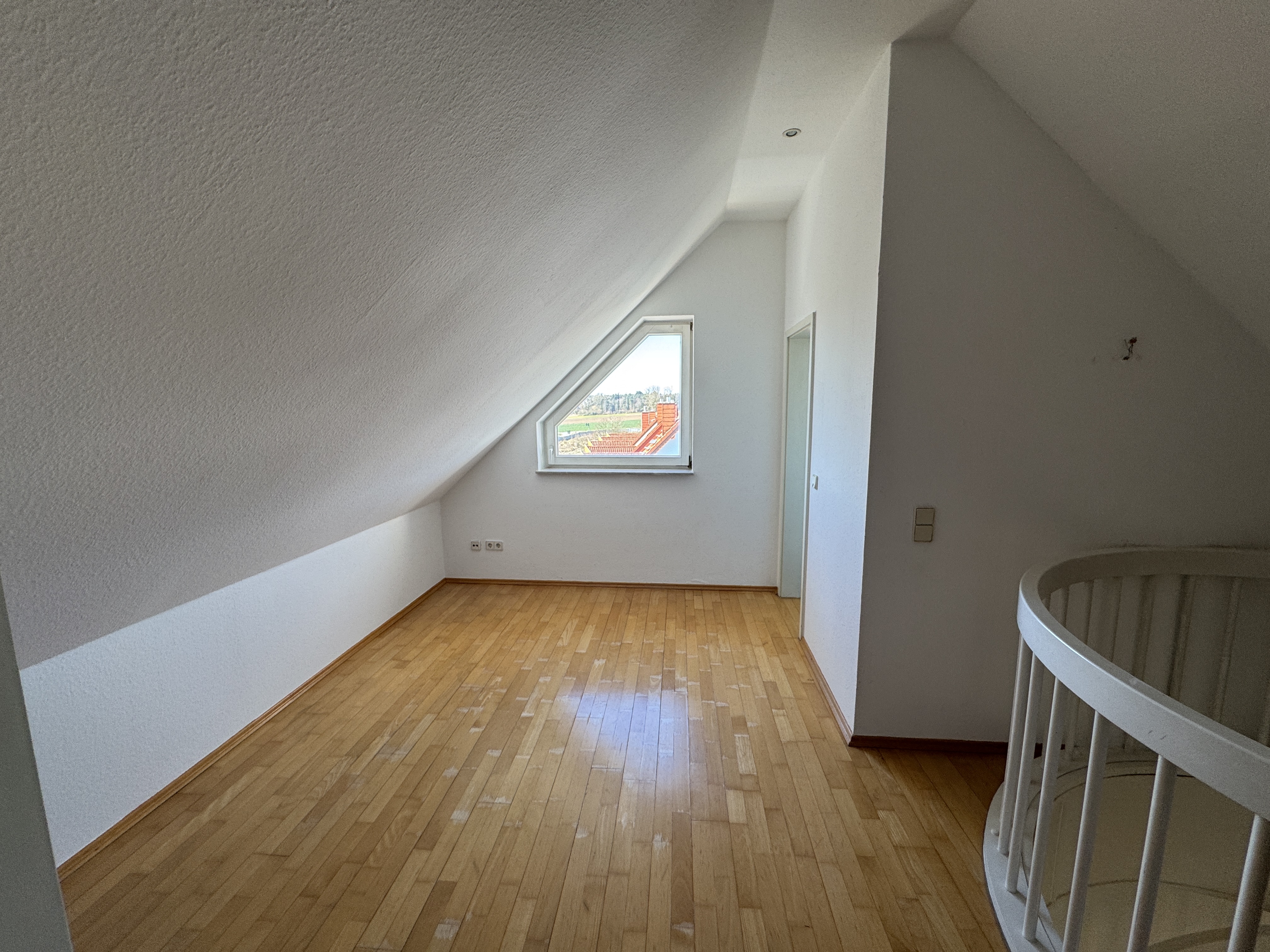 Viel Platz unter dem Dach – Maisonettewohnung mit Balkon, zwei Bädern und Tiefgarage – Kauf in Dreieich – IMG_3656 (7/13)