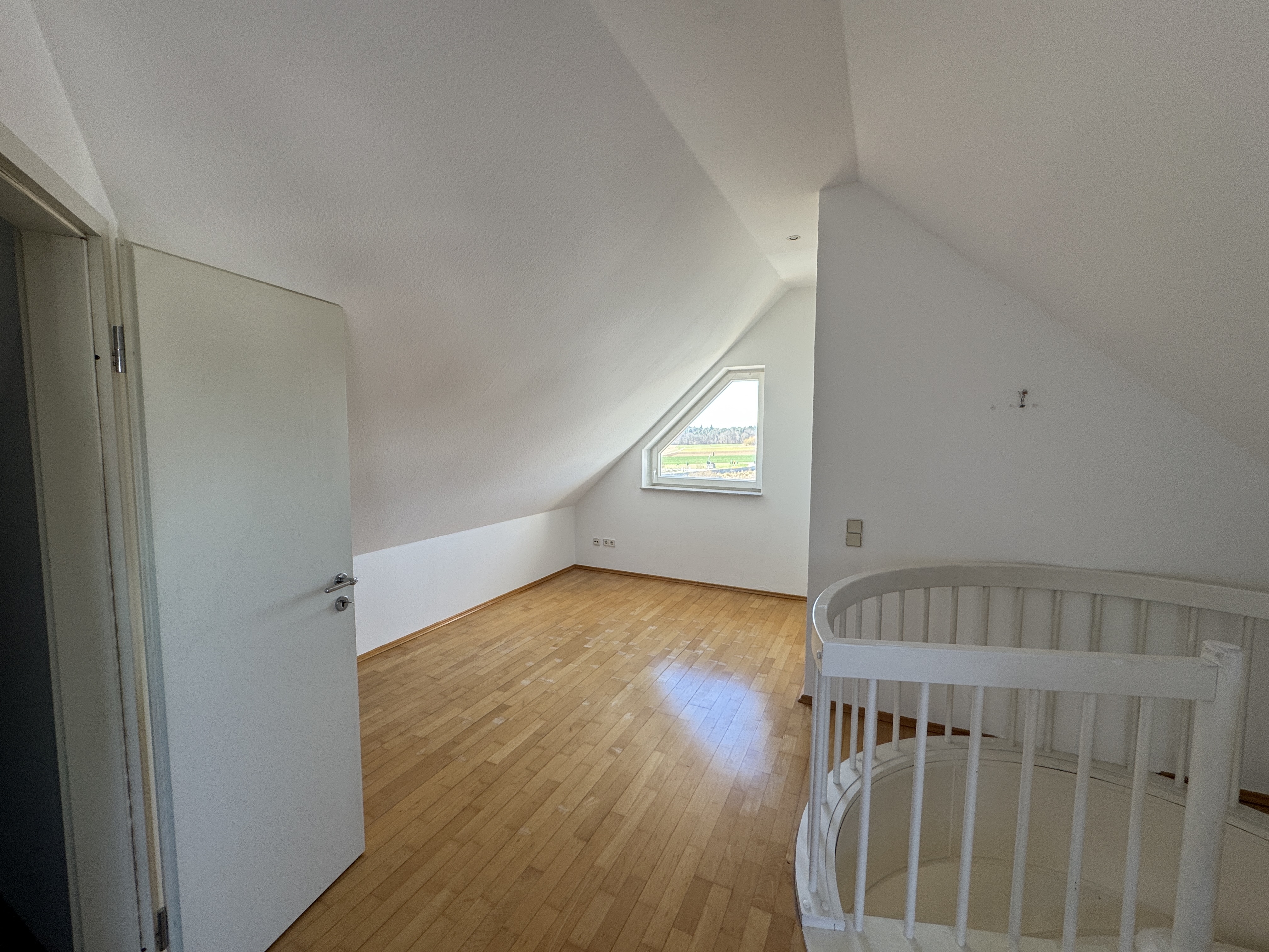 Viel Platz unter dem Dach – Maisonettewohnung mit Balkon, zwei Bädern und Tiefgarage – Kauf in Dreieich – IMG_3674 (10/13)