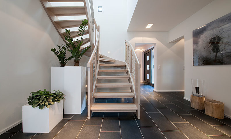 Bauen Sie mit dem Testsieger ihr Effizienzhaus 40 – Kauf in Bad Soden-Salmünster – fertighaus-bauhausstil-haas-s-155-a-treppe (7/11)