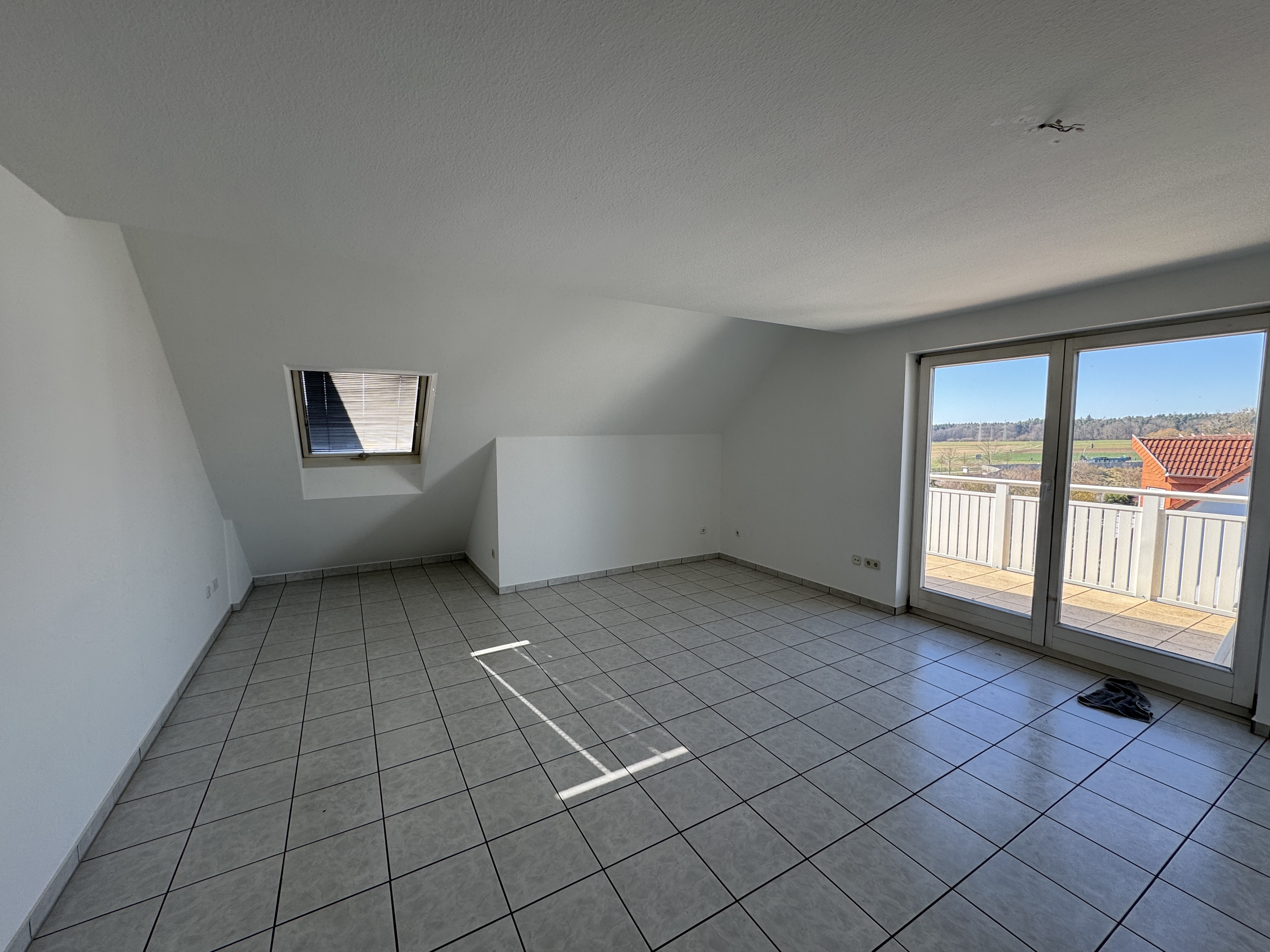 Viel Platz unter dem Dach – Maisonettewohnung mit Balkon, zwei Bädern und Tiefgarage – Kauf in Dreieich – IMG_3630 (2/13)