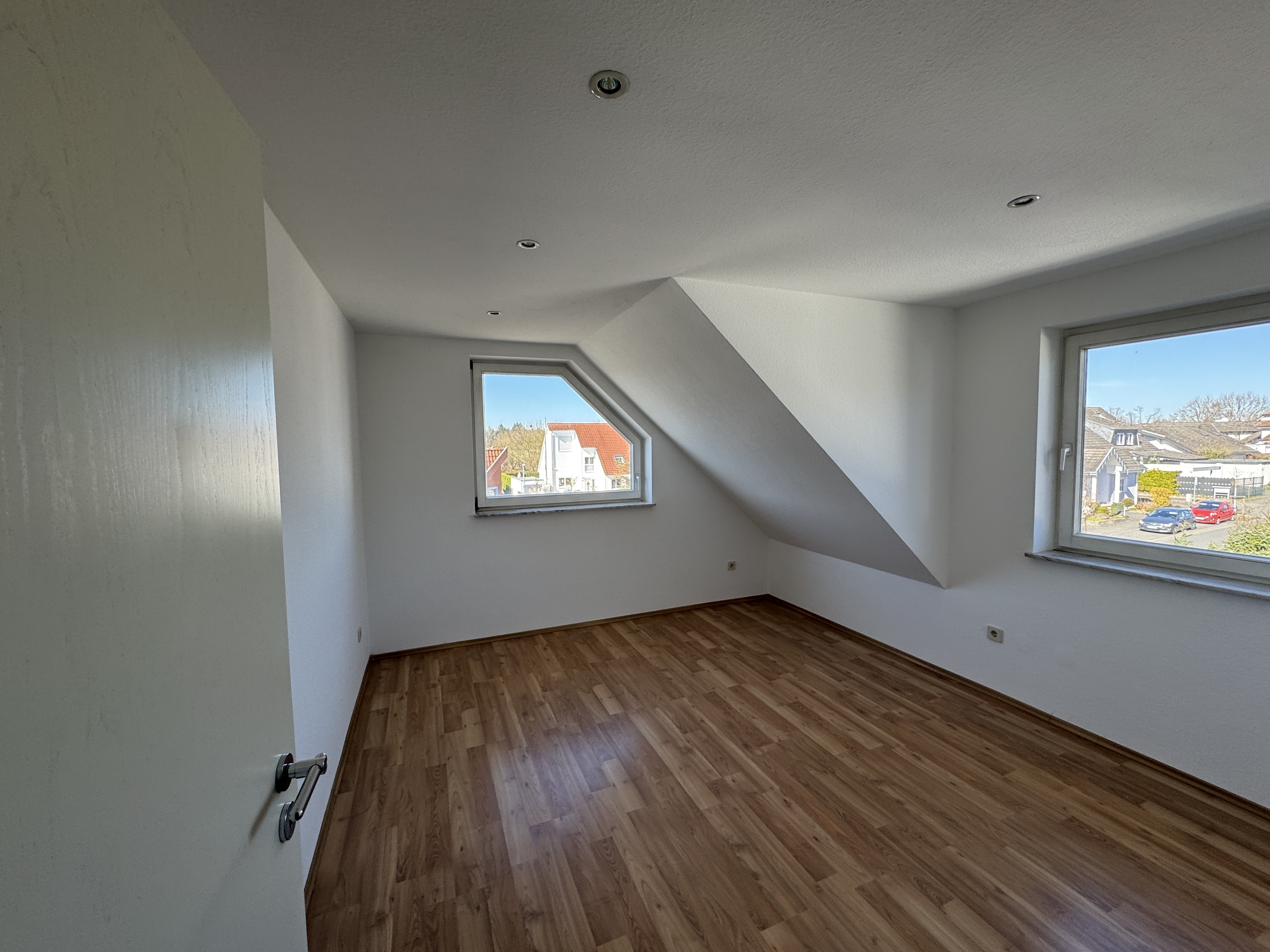 Viel Platz unter dem Dach – Maisonettewohnung mit Balkon, zwei Bädern und Tiefgarage – Kauf in Dreieich – IMG_3639 (5/13)