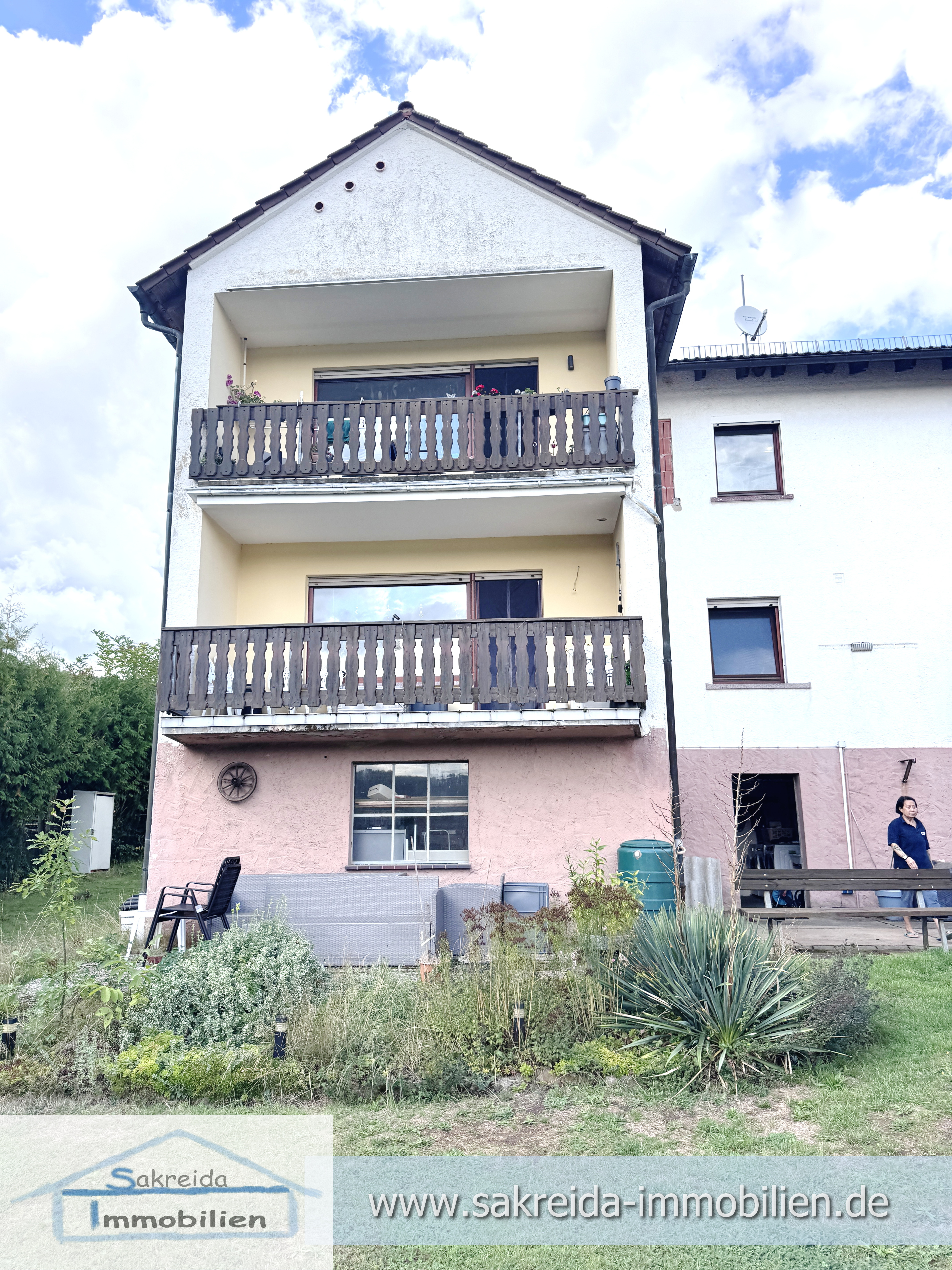 „Ihr Traumhaus in Biebergemünd – Modernisiertes Zweifamilienhaus mit Garten “ – Kauf in Biebergemünd – 18_Hausansicht Garten  2-Familienhaus Biebergemünd_Sakreida Immobilien (18/43)