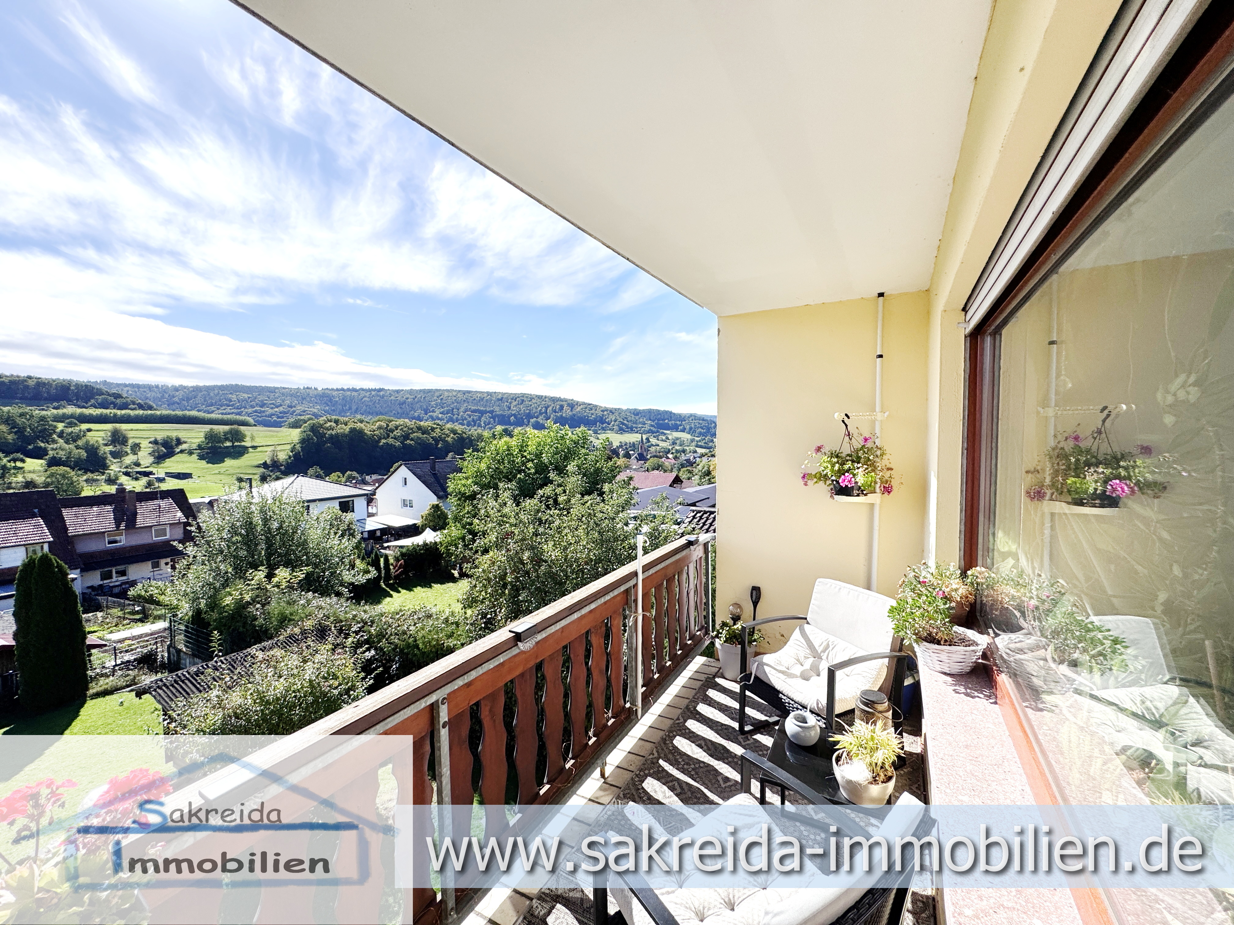 „Ihr Traumhaus in Biebergemünd – Modernisiertes Zweifamilienhaus mit Garten “ – Kauf in Biebergemünd – 2_Balkon Obergeschoss 2-Familienhaus Biebergemünd_Sakreida Immobilien (2/43)