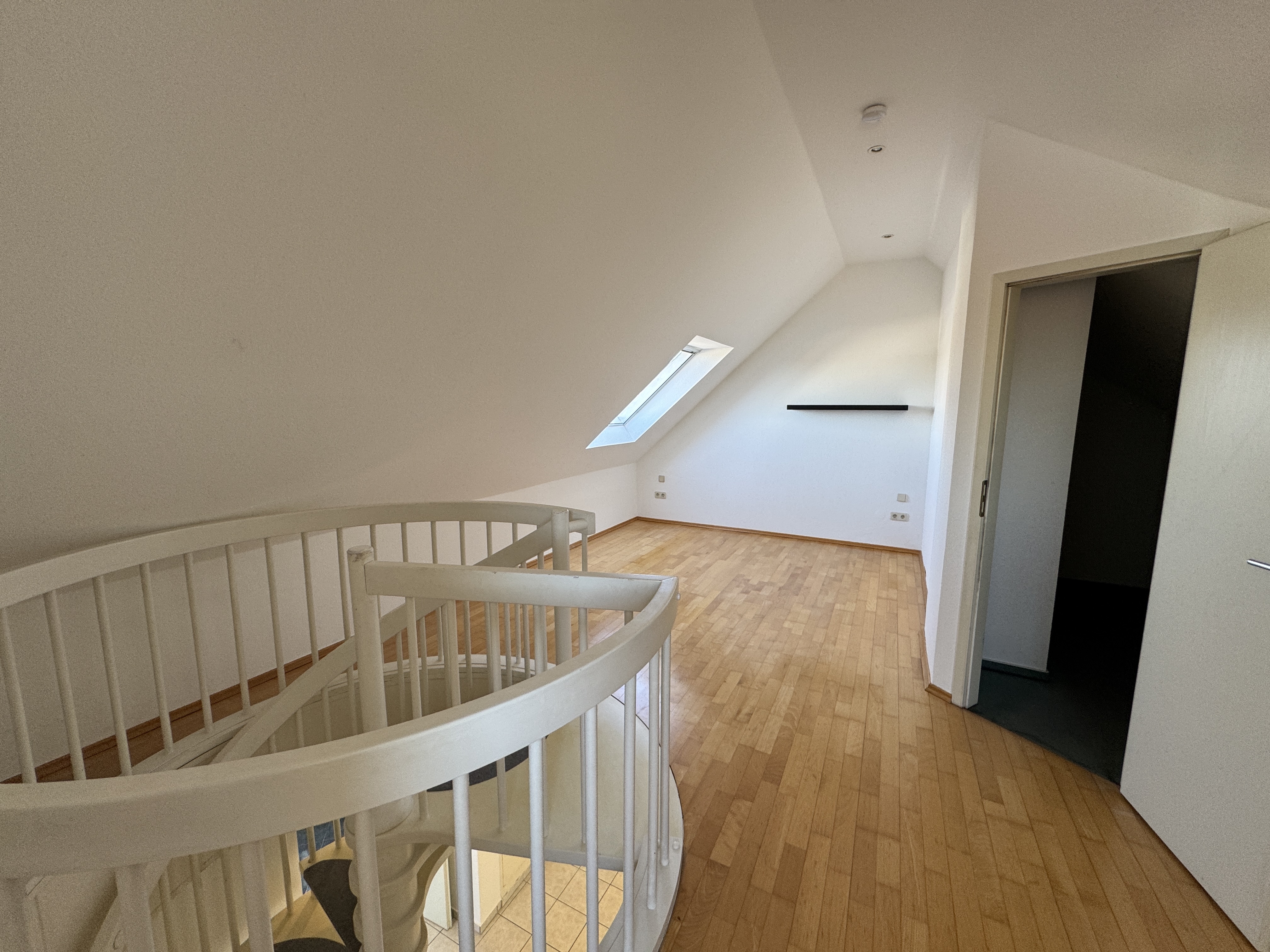 Viel Platz unter dem Dach – Maisonettewohnung mit Balkon, zwei Bädern und Tiefgarage – Kauf in Dreieich – IMG_3670 (9/13)