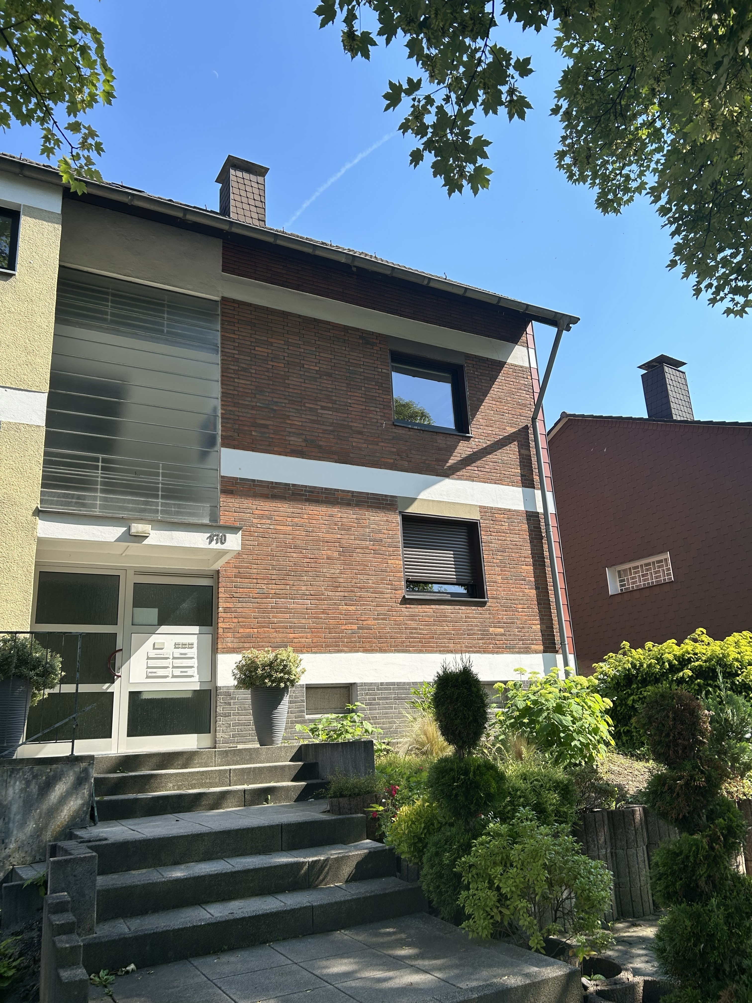 Moderne 3-Zimmer DG Wohnung mit PKW Stellplatz. Top zentral und super ruhig! - Bild 1