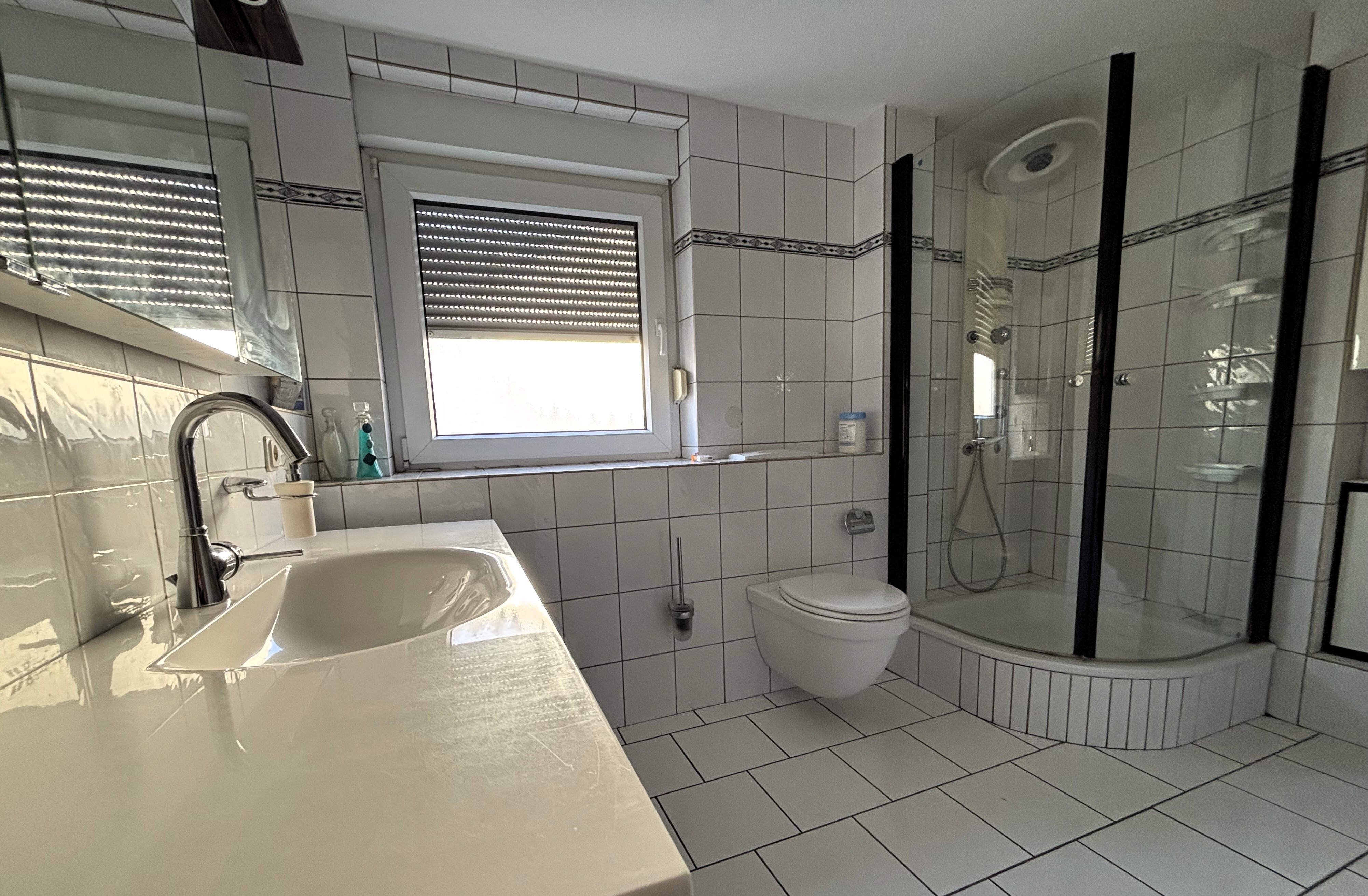 Generationenverbindend - 3-Familienhaus Pool, Garagen & viel Platz für alle - Bild 11