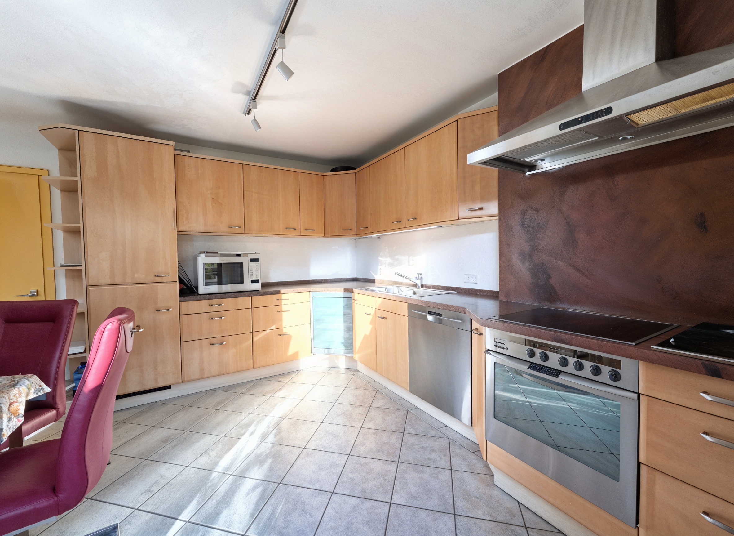 Seltenes Raumangebot: 6 Zimmer, XXL-Terrasse, 3 Garagen - Bild 2